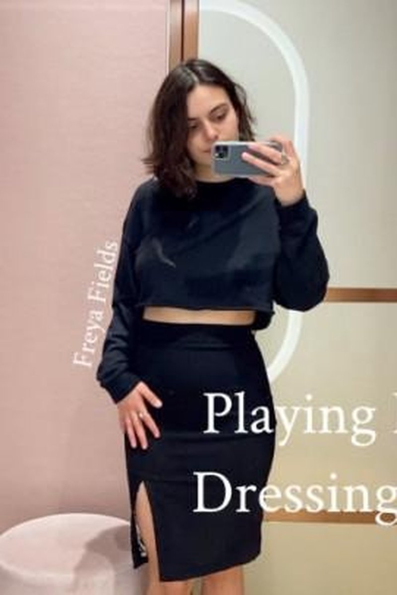 Playing in the Dressing Room - Screenshot 1 of 4 - Fitting Room