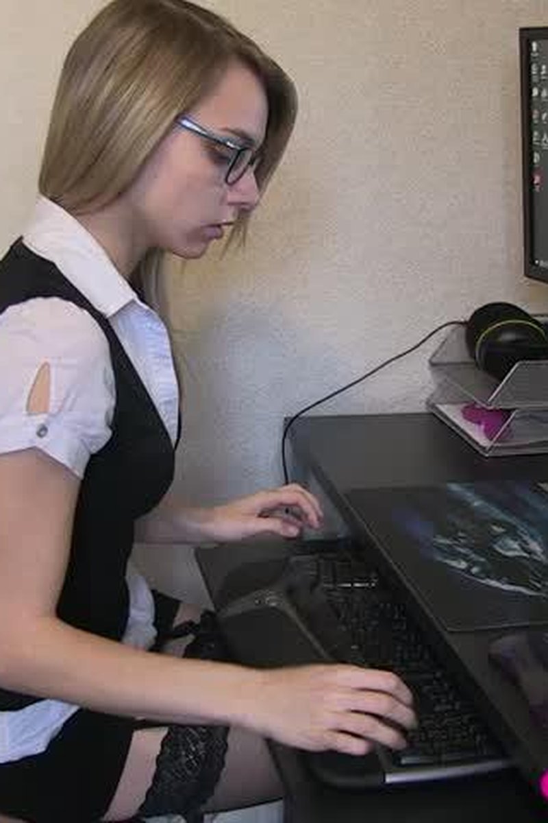 Board At Work - Screenshot 1 of 4 - Babes