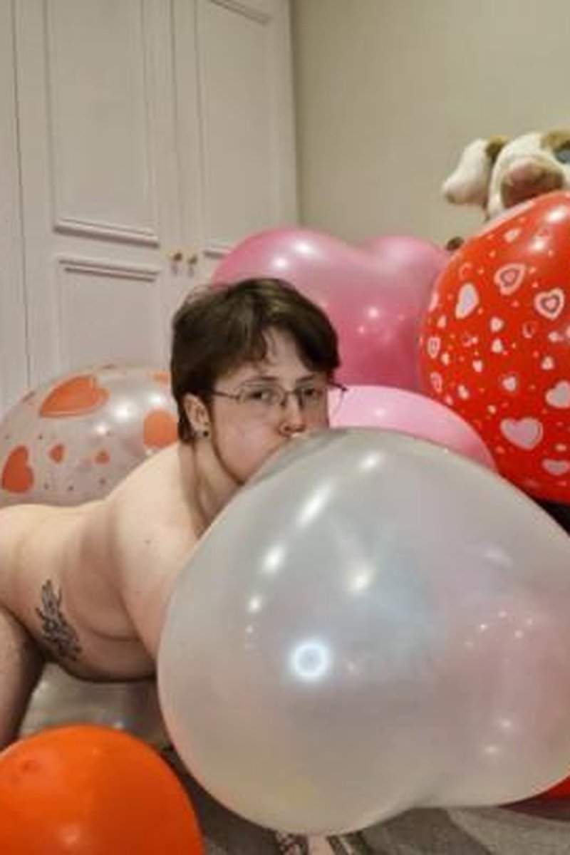 Heart Balloon Blow Ups & Humping With A Few Pops - Ftm - Screenshot 1 of 4 - Balloon Fetish