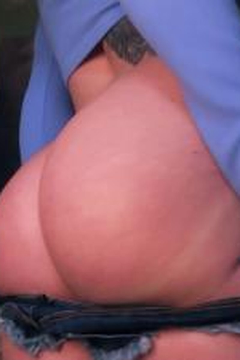 Simple Ass Mesmerization - Screenshot 1 of 4 - Ass Worship