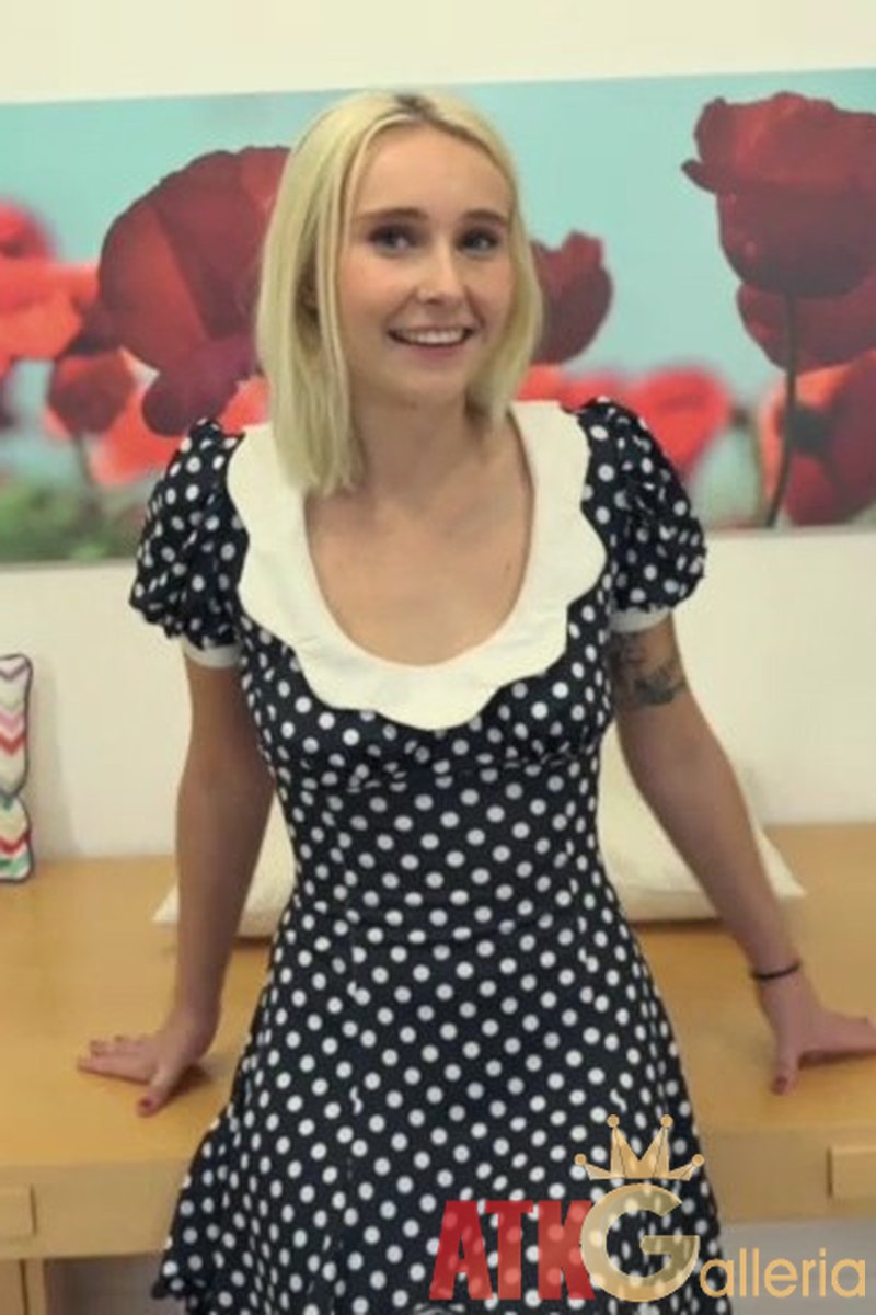 Peyton Coast - Interview - Screenshot 1 of 4 - Blond Hair