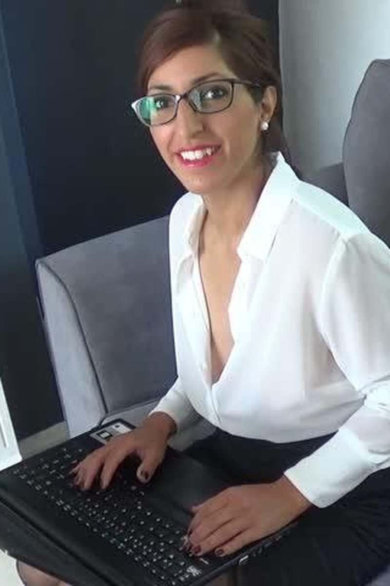 TP-manyvidspersiangirl-slutty-arab-secretary-down-blouse