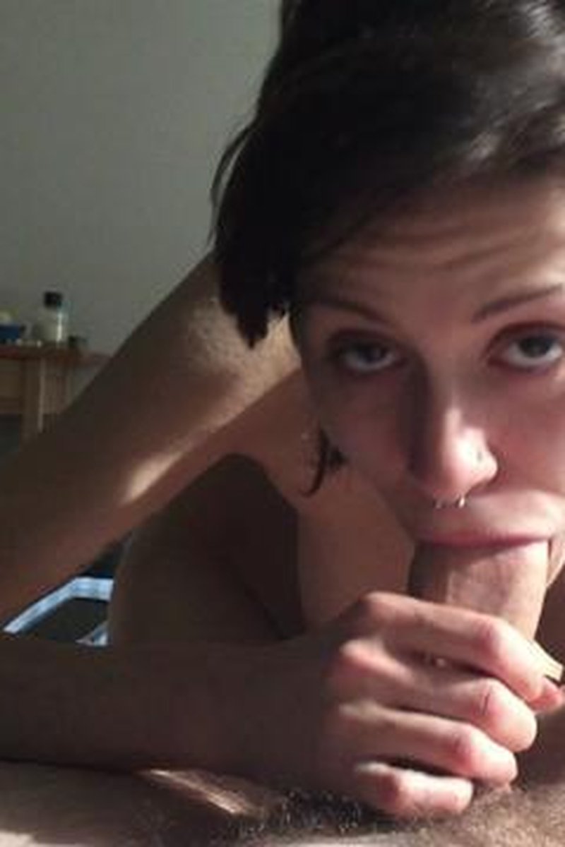 Bed Head Chronicles - Screenshot 1 of 4 - Blowjob