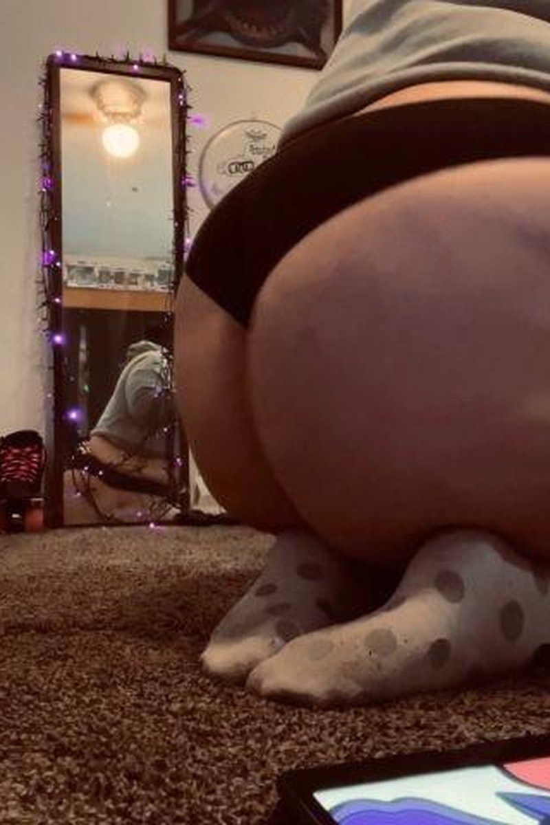 Shaking Booty - Screenshot 1 of 4 - Ass Fetish