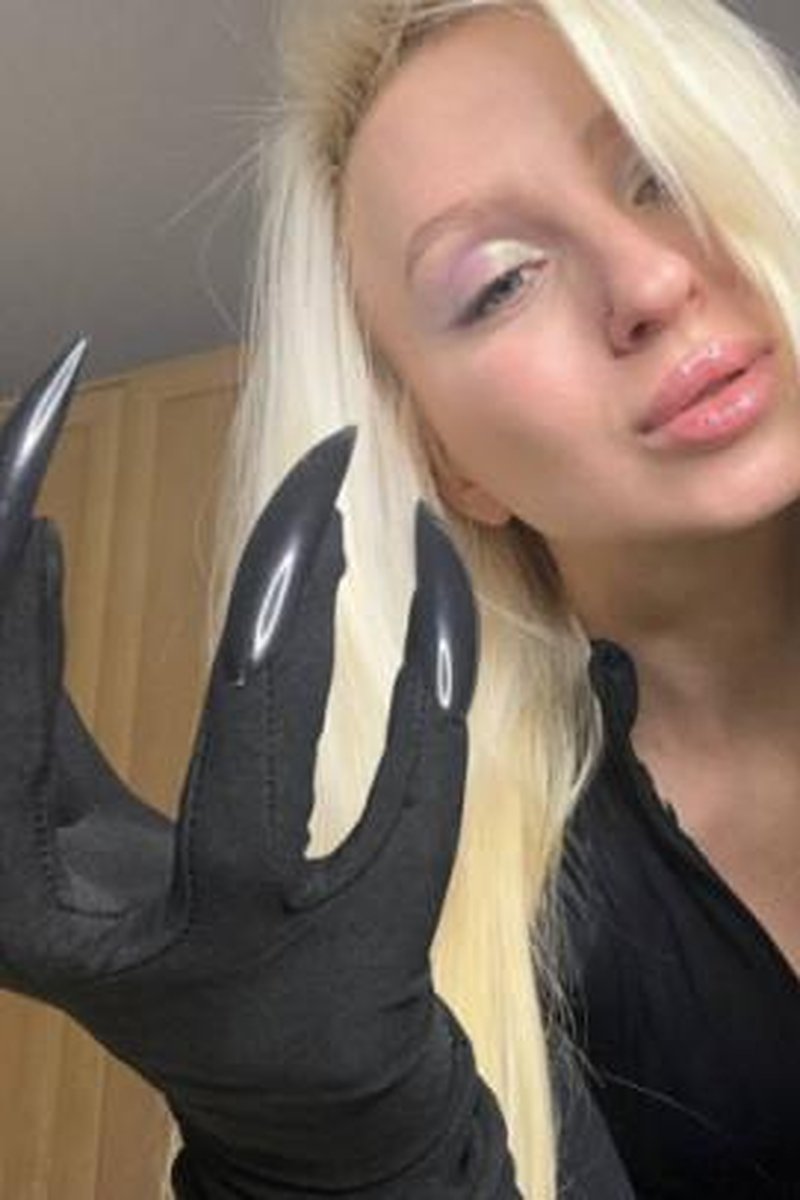 Long Nails ASMR - Screenshot 1 of 4 - Blonde Hair (Female)