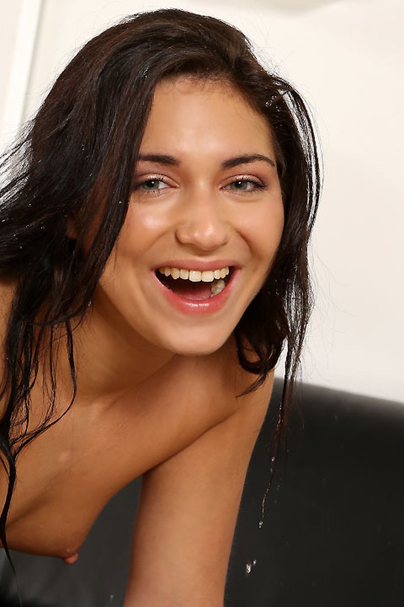 Selfies Done Right with Jessica Lincoln - Screenshot 1 of 4 - All Sex