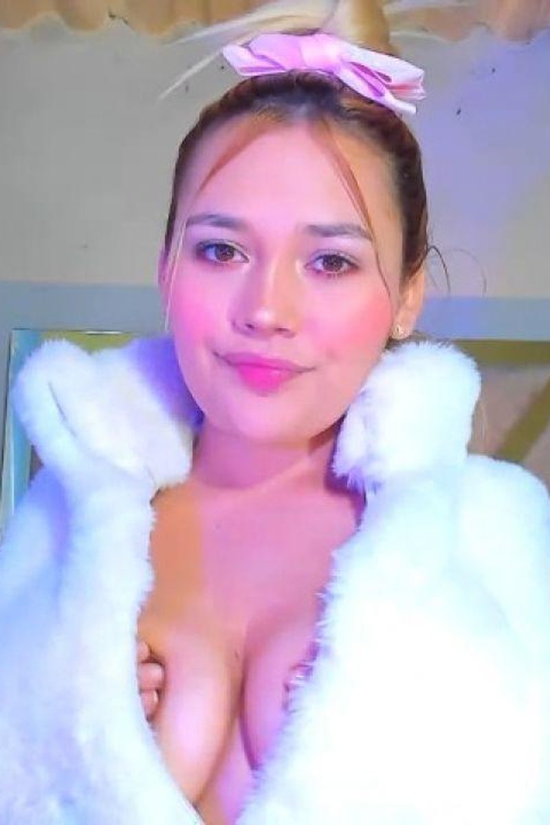 Cute Girl With Her Chewing Gum - Screenshot 1 of 4 - Adorable