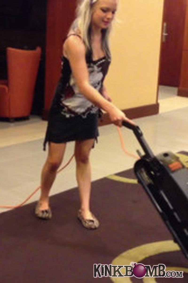 Princesspixie: Vacuuming the Hotel Lobby - Screenshot 1 of 4 - Outdoors