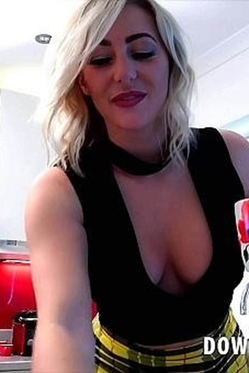 Jodie Ellen - Screenshot 1 of 4 - Downblouse