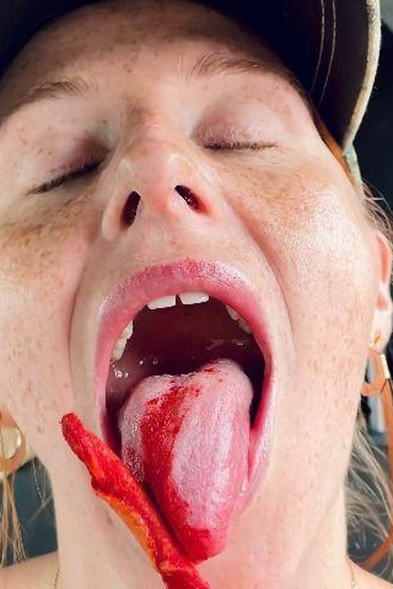 Belching Between Bites - Screenshot 1 of 4 - Chewing