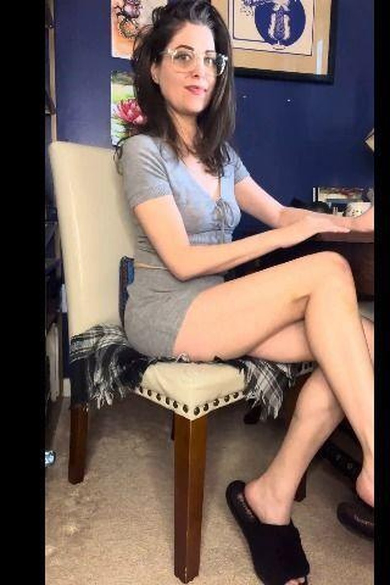 Reading My Dms - Screenshot 1 of 4 - Brown Hair