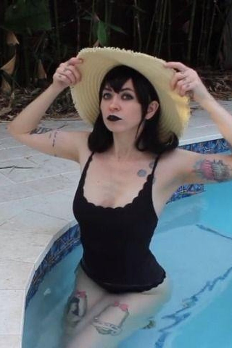 Mavis Goth Vampire Striptease - Screenshot 1 of 4 - Cosplay