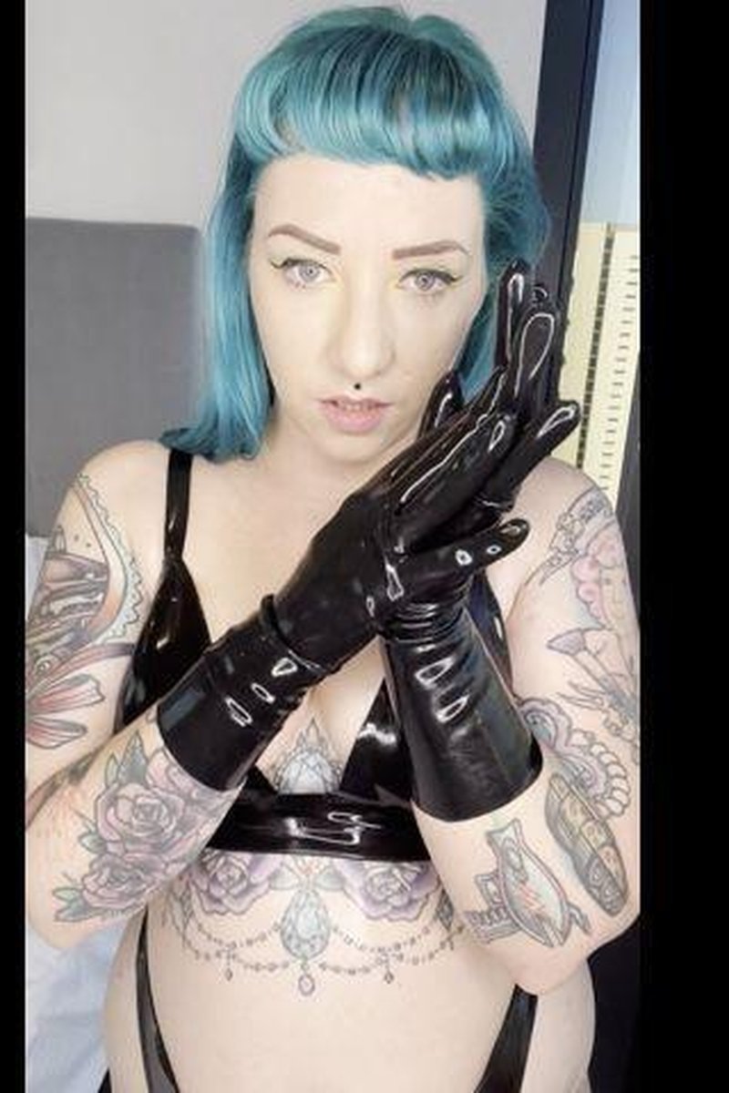 Latex ASMR - Screenshot 1 of 4 - Curvy