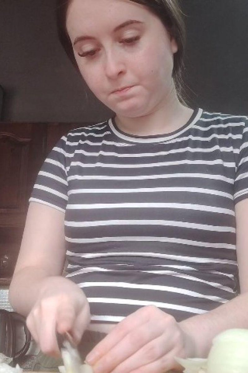 Cutting Onion - Screenshot 1 of 4 - Adorable