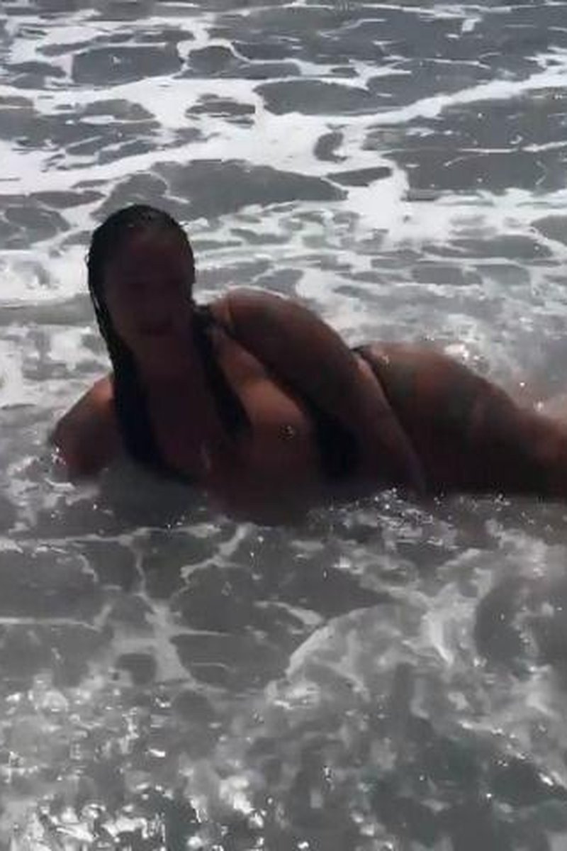 Playing In The Sea - Screenshot 1 of 4 - Blowjob