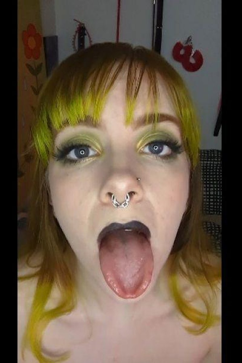 Tongue Out - Screenshot 1 of 4 - Goth
