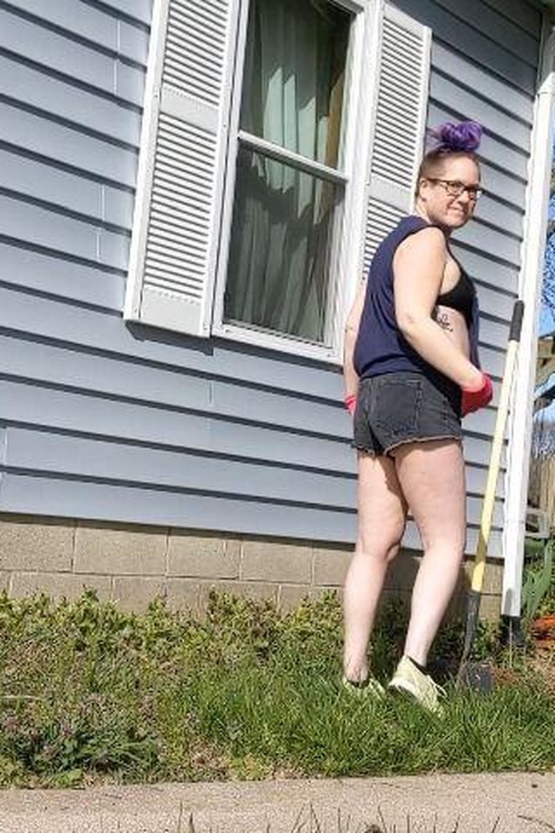 Yardwork Cutie - Screenshot 1 of 4 - Blowjob