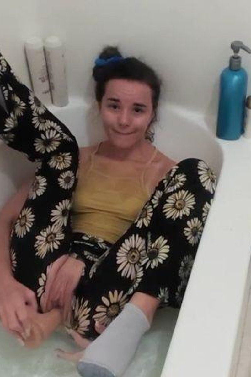 Bath In Clothes - Screenshot 1 of 4 - Wet Look