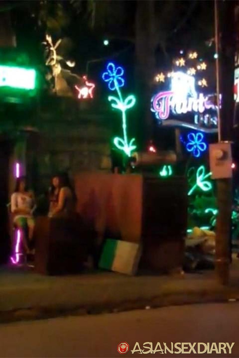 Walking Around - Screenshot 1 of 4 - Asian