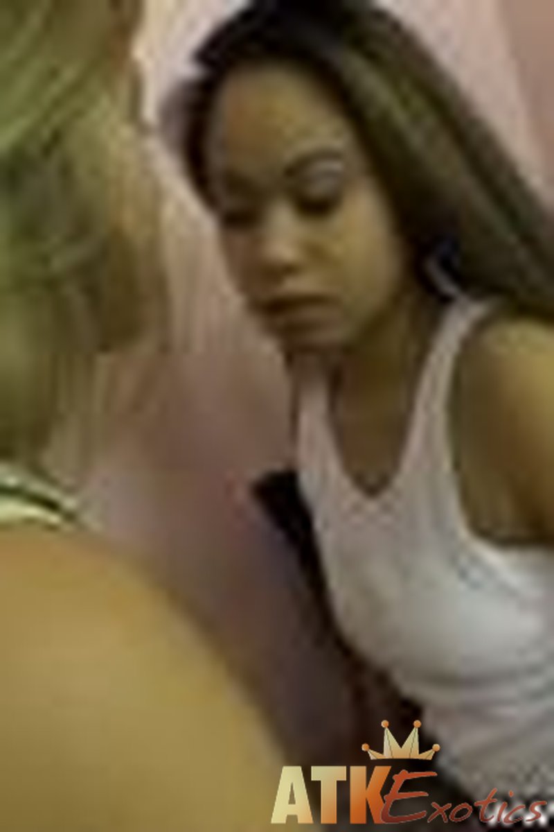 Maya - Lesbian - Screenshot 1 of 4 - Maya May009