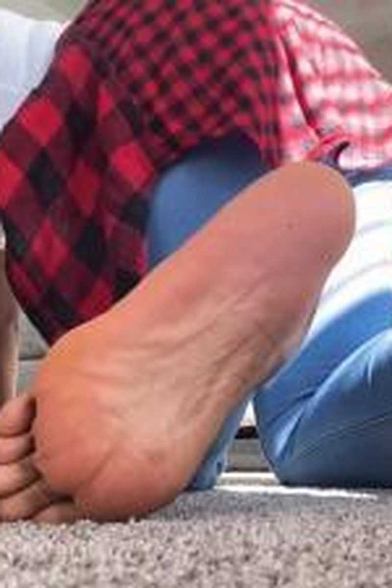 Caught You Staring - Screenshot 1 of 4 - Foot Fetish