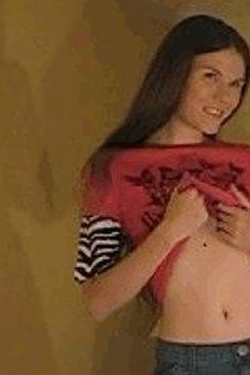 Melissa Ashley Seduces the Photographer - Dialup Version - Screenshot 1 of 4
