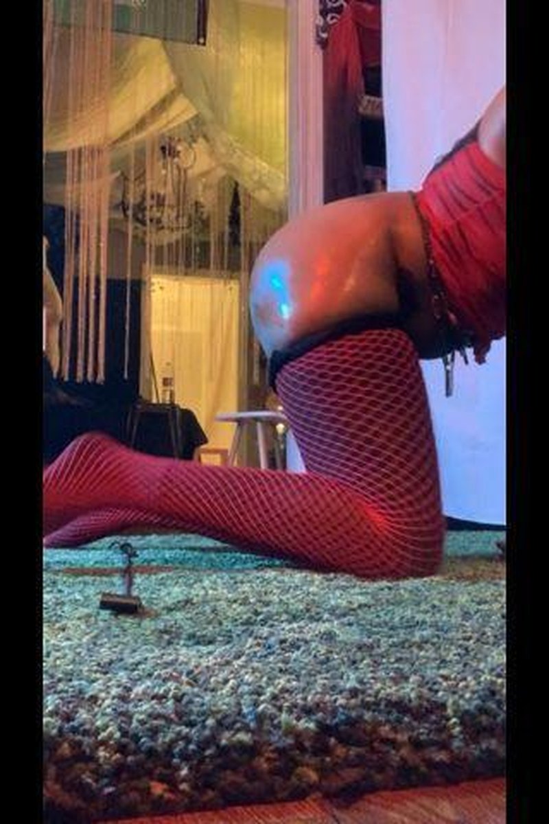 It's Modeling Time - Screenshot 1 of 4 - Ass Worship