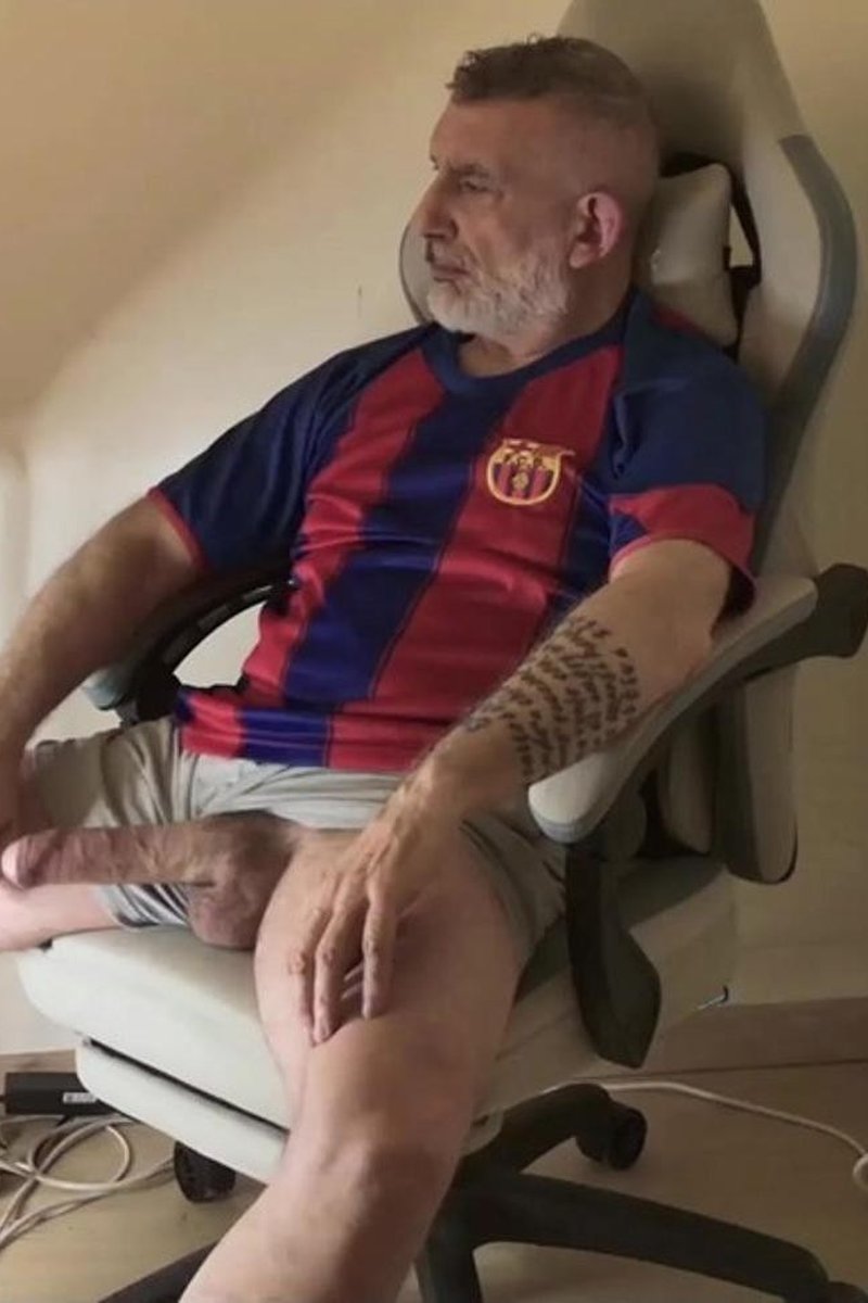 Big Cock Daddy Having Fun on a Gaming Chairs - Screenshot 1 of 4 - Dilf
