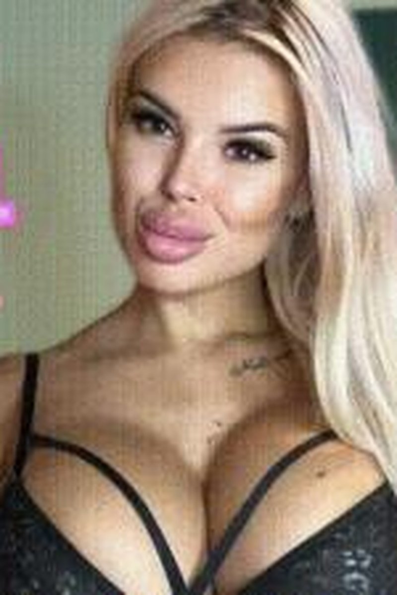 Too Small - Screenshot 1 of 4 - Blonde Hair (Female)