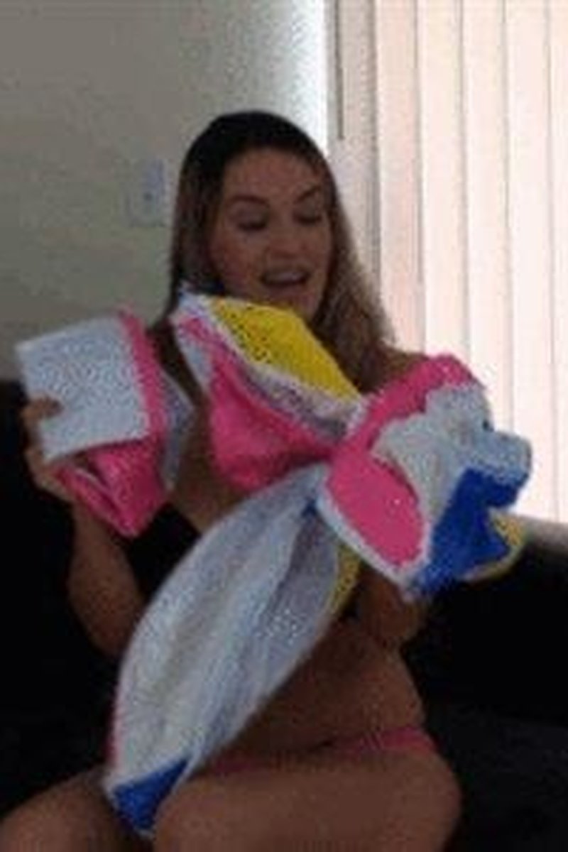 Mj Blows Up and Destroys Beach Balls - Wmv - Screenshot 1 of 4