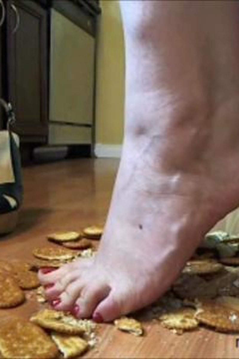 Crushing Crackers - Screenshot 1 of 4 - BBW