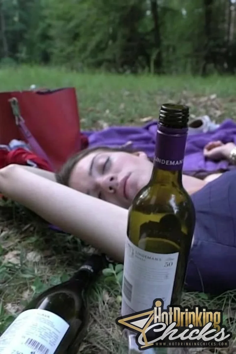 Outdoor Session with Vicky - Screenshot 1 of 4 - Drinking