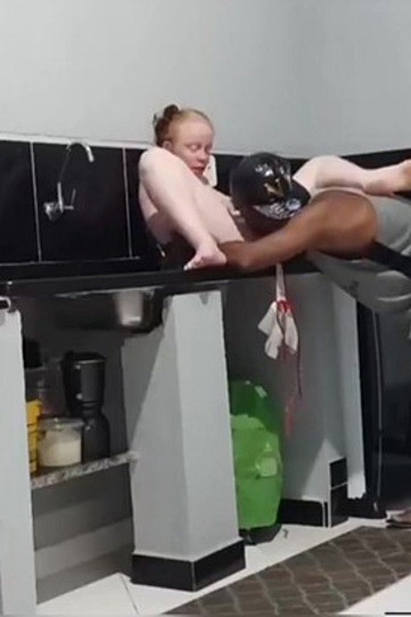 Esposa Puta Foi Fudida Na Hora Do Jantar - Screenshot 1 of 4 - Amateur