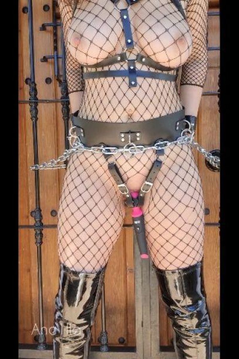 Chained Up - Screenshot 1 of 4 - BDSM