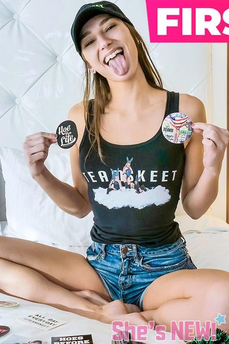 Chilling and Splashing - Screenshot 1 of 4 - Blowjob