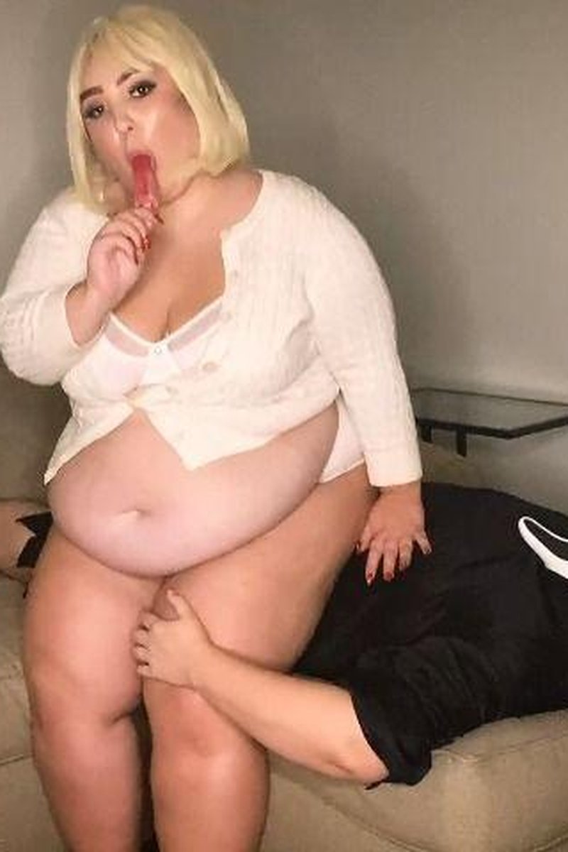 BBW Squishing Mr.Ghostface - Screenshot 1 of 4 - BBW