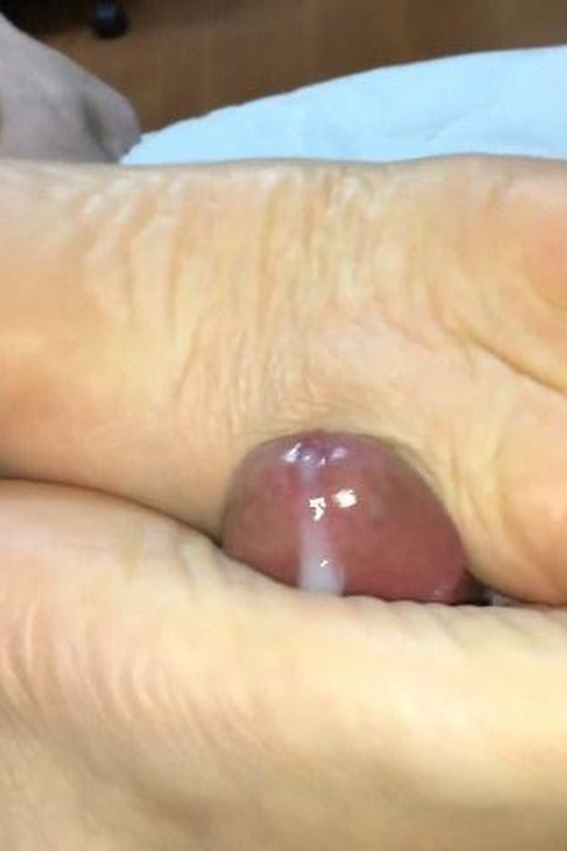 Bedtime Solejob - Screenshot 1 of 4 - Foot Fetish