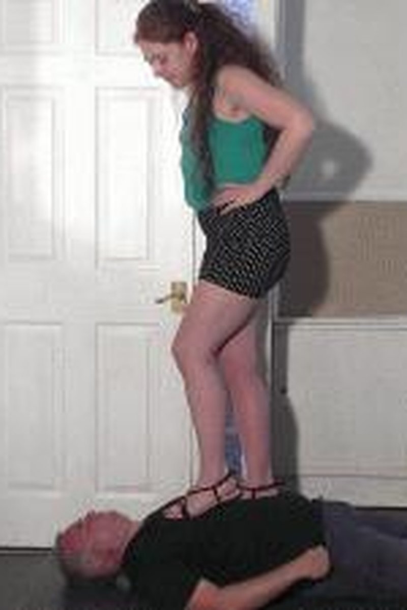 Flat Trampling Sandals - Screenshot 1 of 4 - Foot Fetish