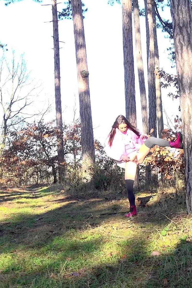 Hot Brunette Has A Big Need - Screenshot 1 of 4 - Dragon Fruit