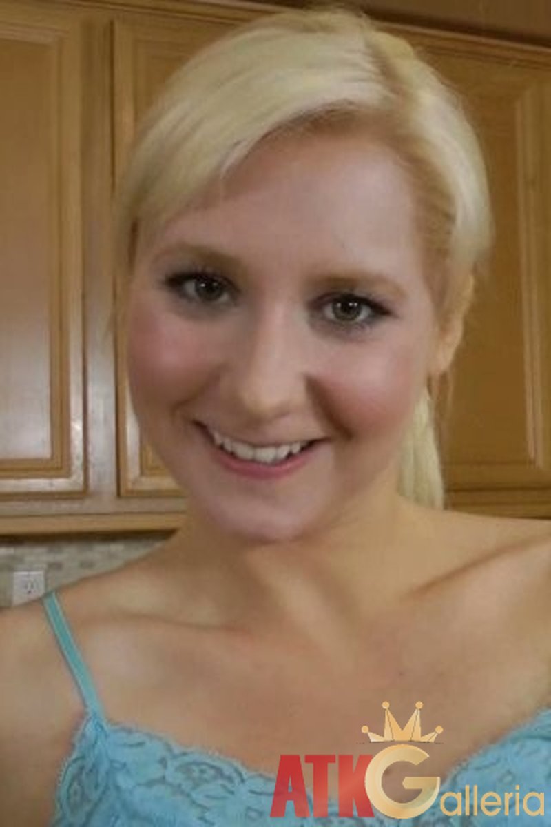 Odette Delacroix - Masturbation - Screenshot 1 of 4 - Blond Hair