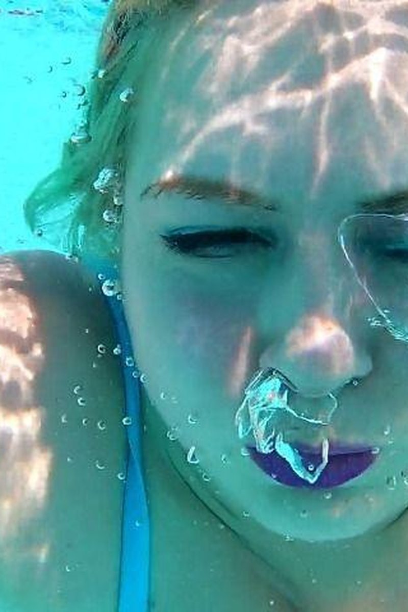 BBW Pool Jump - Screenshot 1 of 4 - BBW