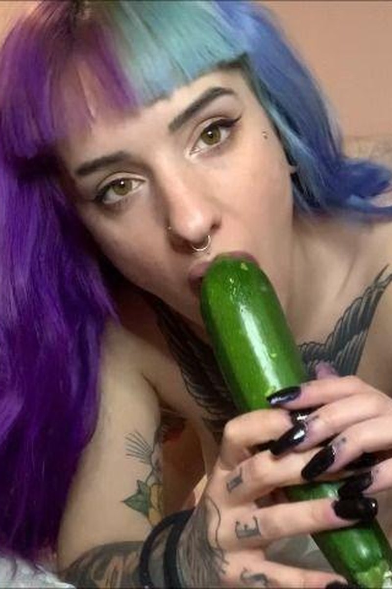 Free Hard Masturbation With Big Cucumber - Screenshot 1 of 4 - Amateur