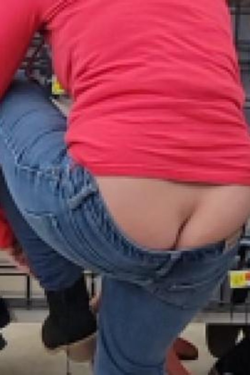 Caught Buttcrack While Shopping - Screenshot 1 of 4 - Ass Fetish