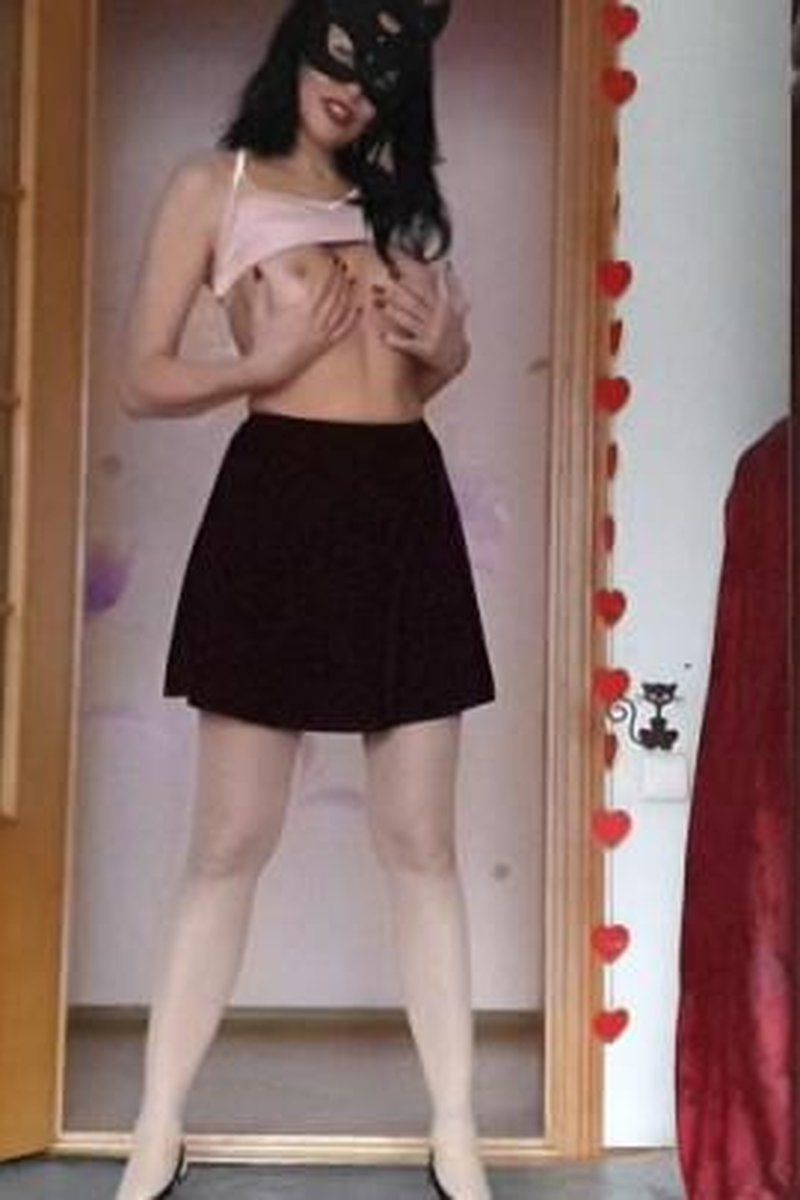 Nylon Pantyhose Wet Upskirt - Screenshot 1 of 4 - Golden Shower