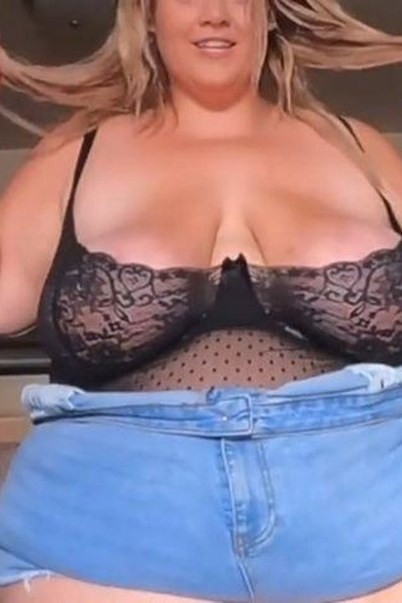 BBW Poses For Camera - Screenshot 1 of 4 - BBW