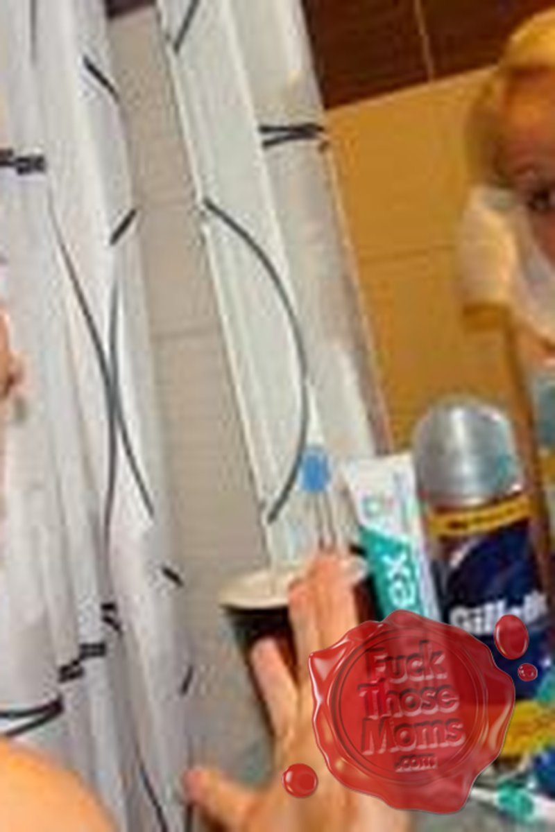 Self-Loving with Naomi in the Bathroom - Screenshot 1 of 4