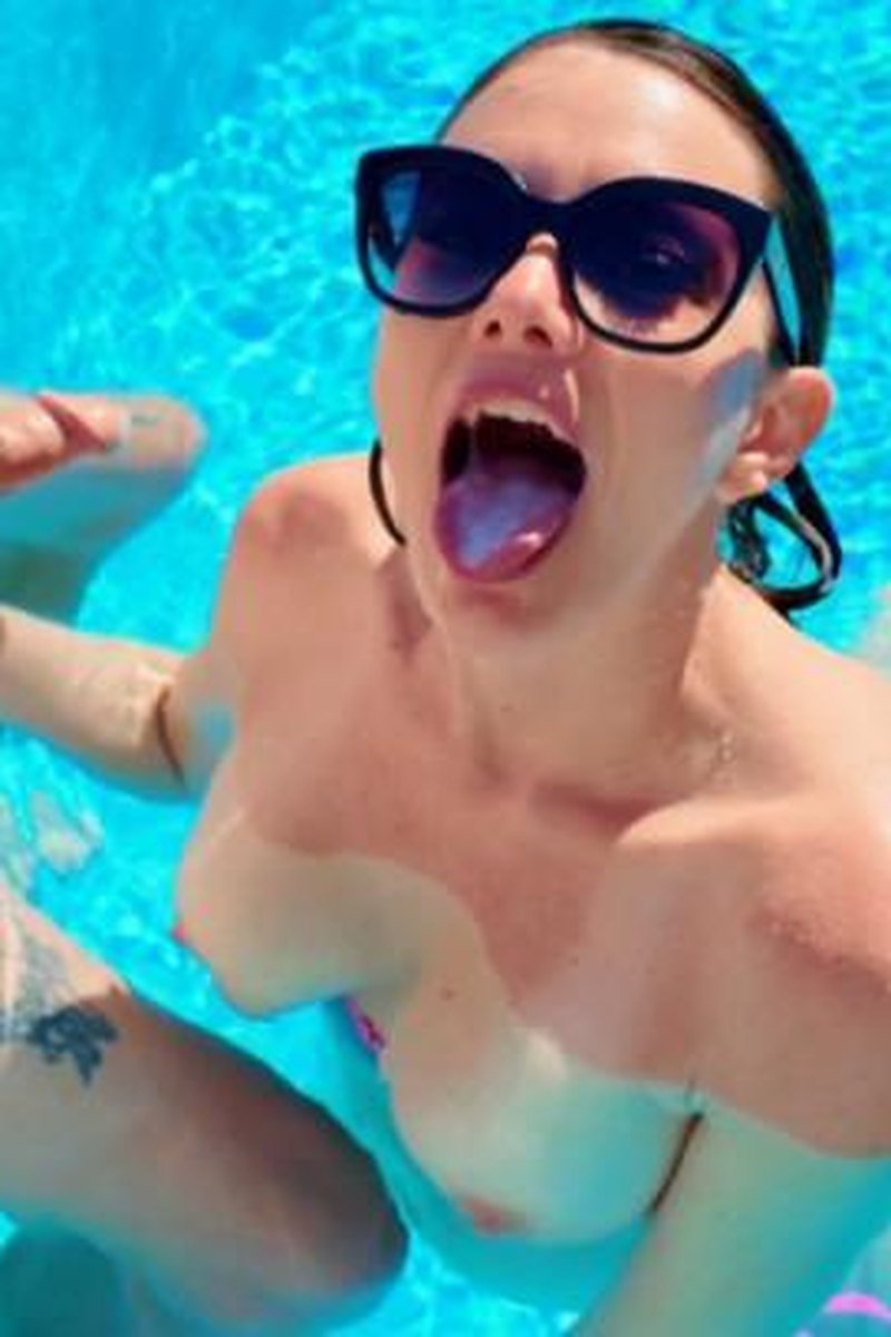 Pool Party - Screenshot 1 of 4 - Blowjob