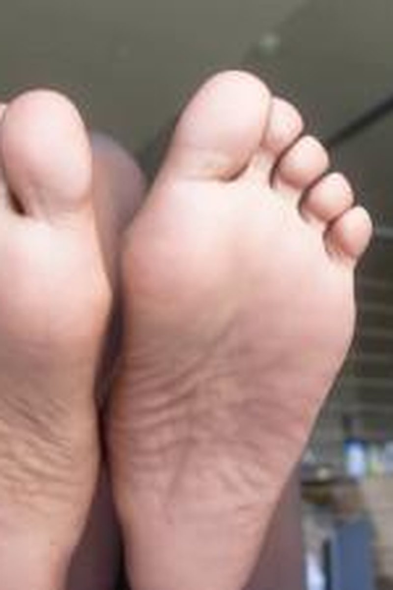Topless Toe Cracking - Screenshot 1 of 4 - Black