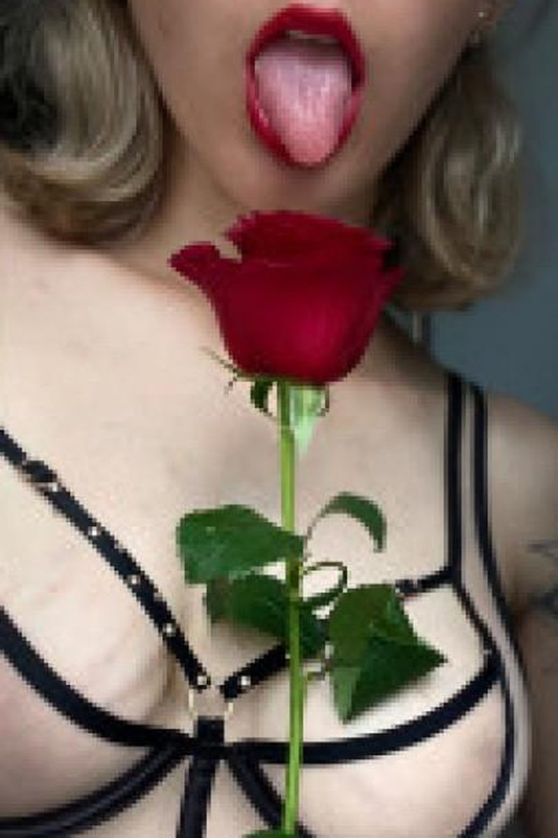Playing With A Rose - Screenshot 1 of 4 - Anal