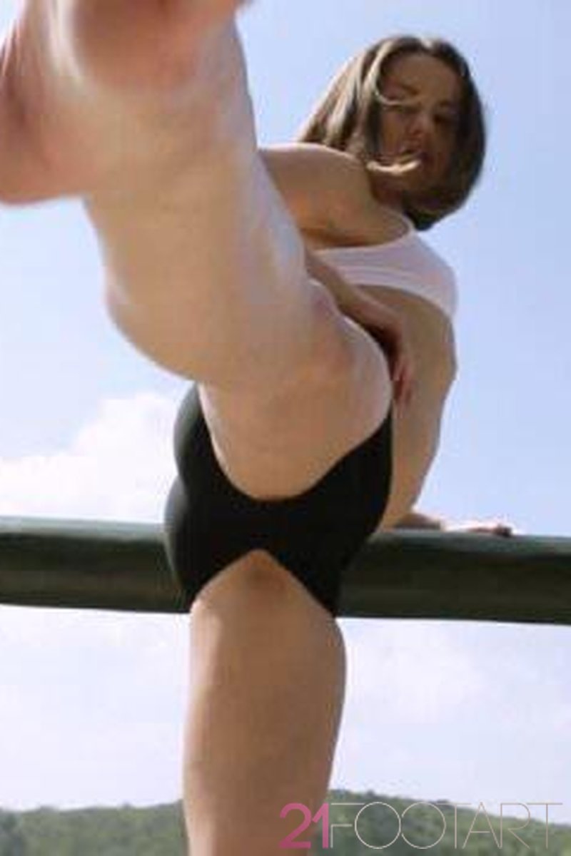 Tiny Feet - Screenshot 1 of 4 - Blowjob